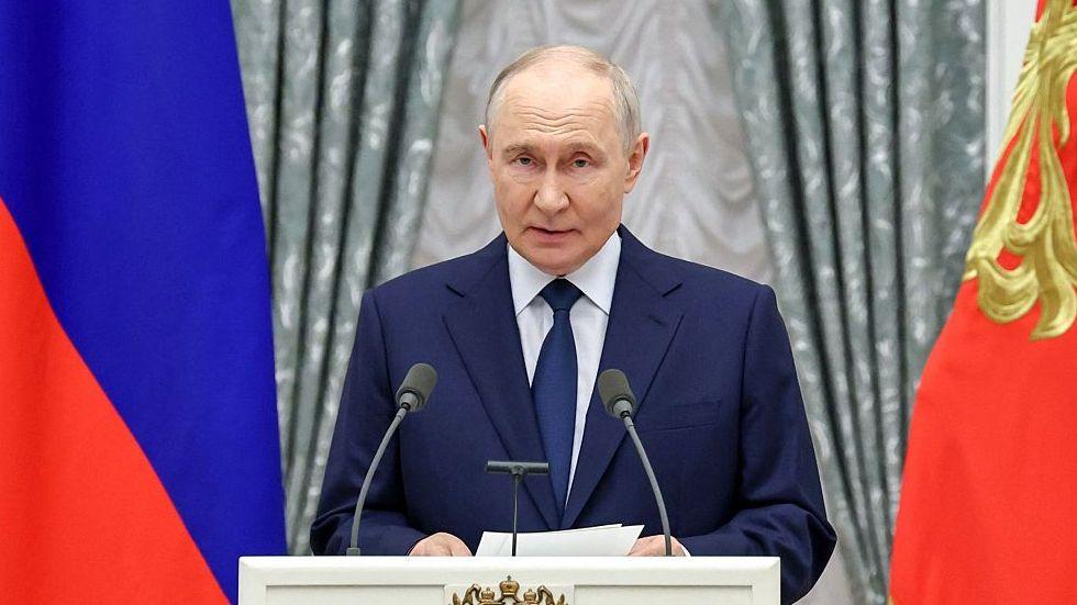El presidente de Rusia, Vladimir Putin, pronuncia un discurso durante una ceremonia de entrega de premios estatales en el sector de la industria de defensa en el Kremlin, en Moscú, el 18 de septiembre de 2026.