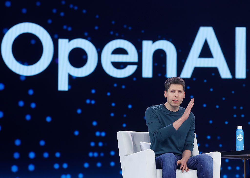 Sam Altman, el líder de OpenAI, habla durante una charla