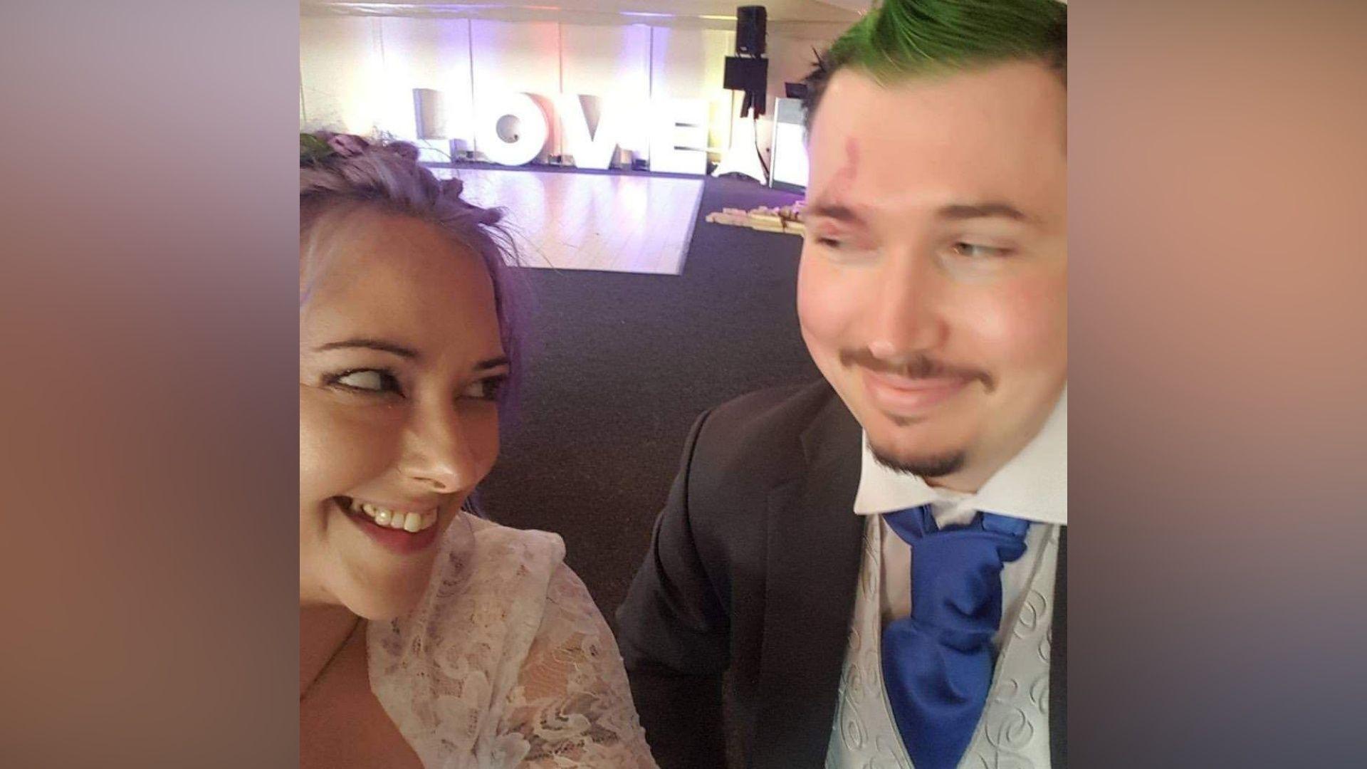 Adelle Overton y Steven Uden en una boda.