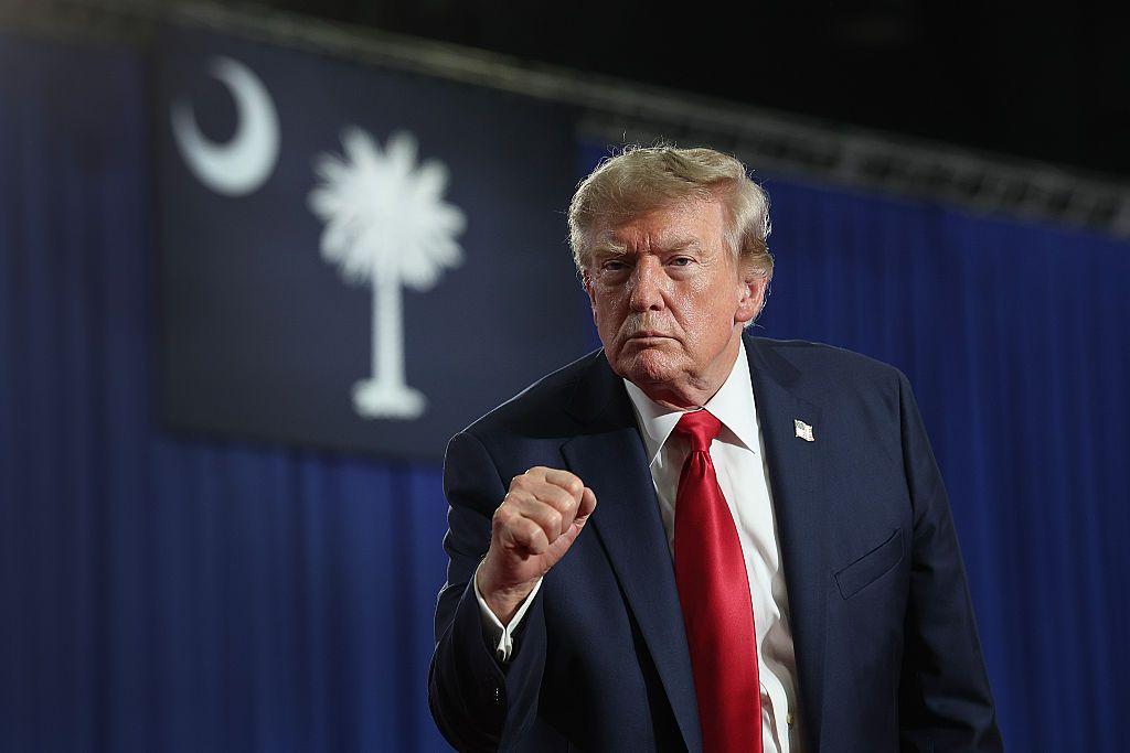 Donald Trump con su puño derecho apretado