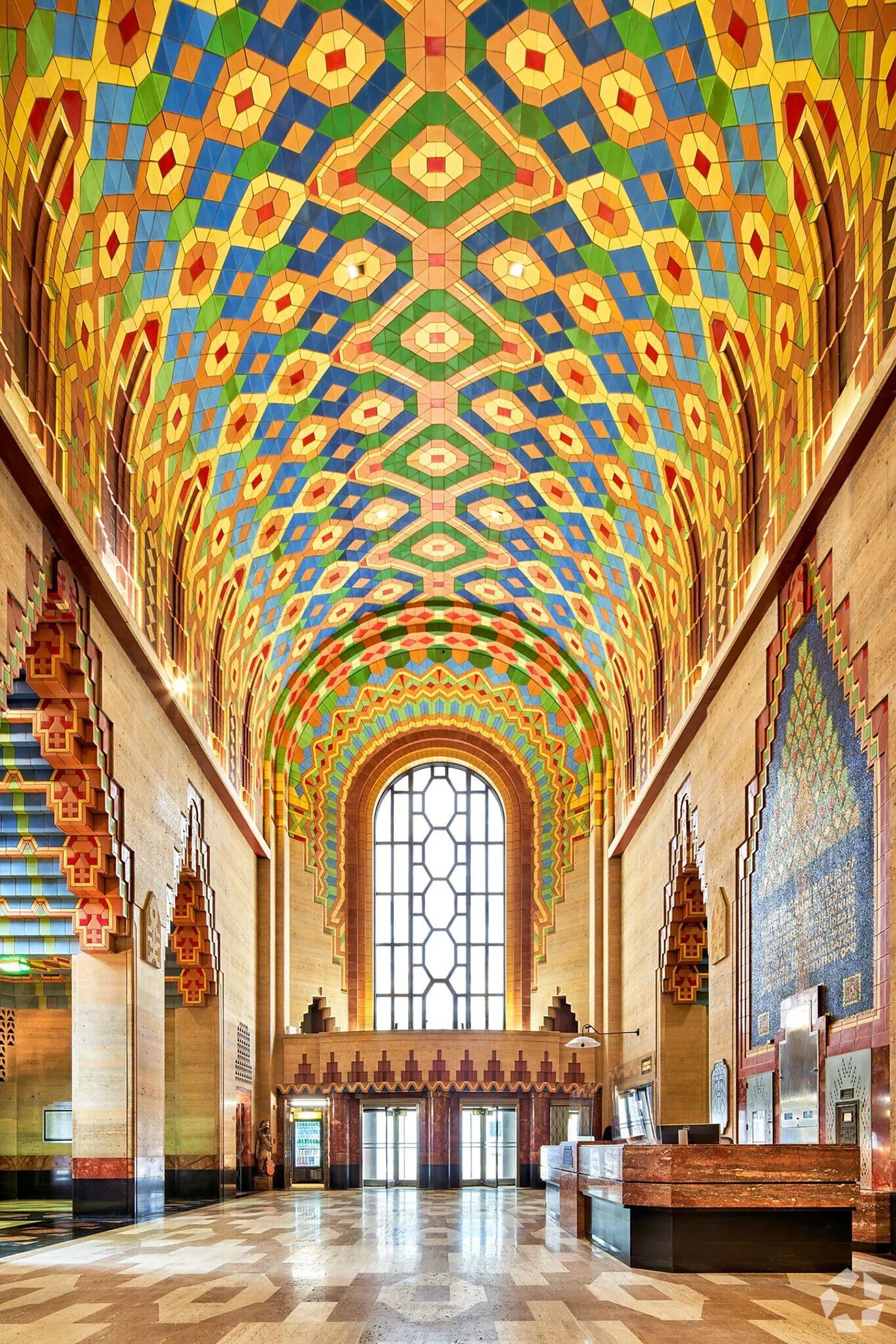El lobby del edificio Guardian, con diferentes baldosas de colores en el techo.