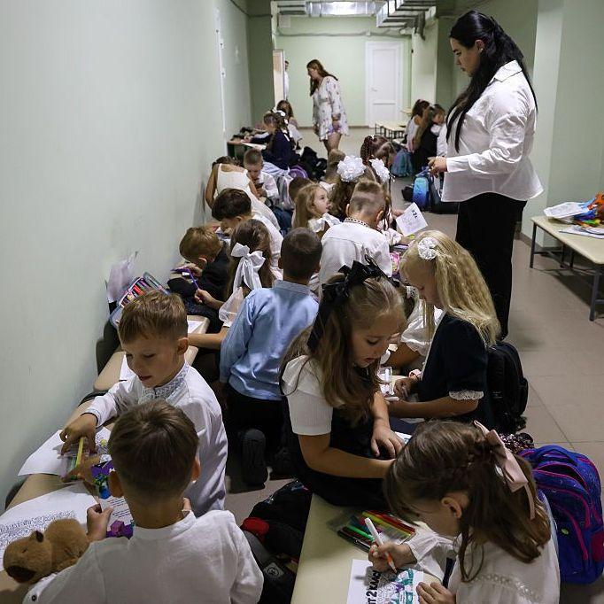 Se puede ver a escolares trabajando en un refugio.
