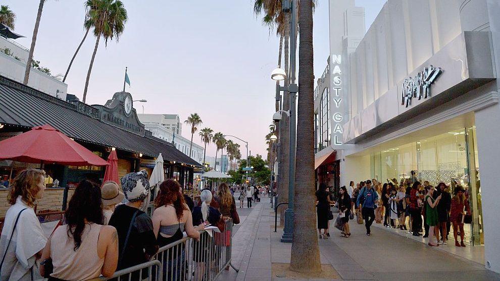 Colas a la puerta de una de las tiendas de Nasty Gal en Los Ángeles. 