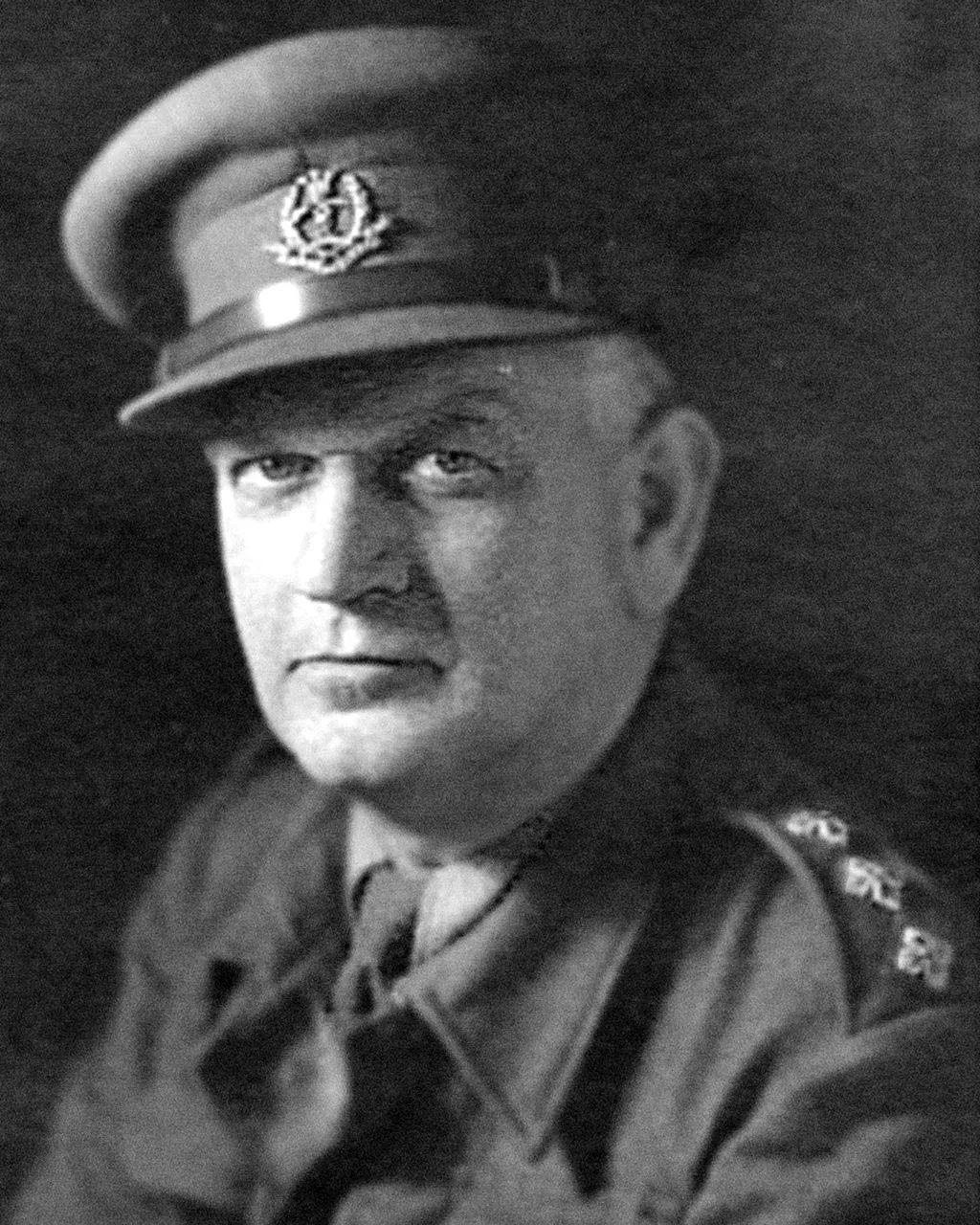 Foto en blanco y negro del agente británico con su uniforme