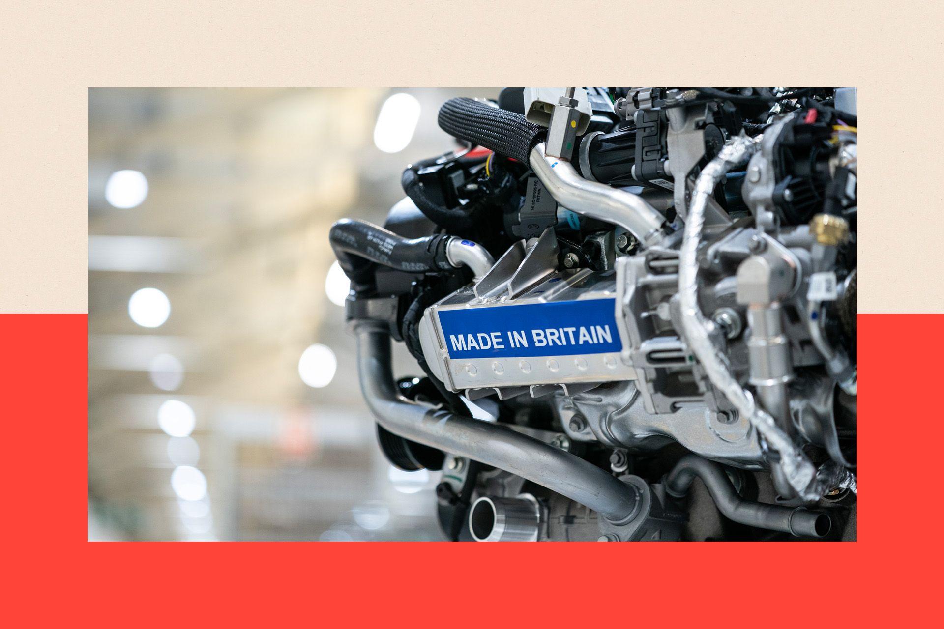 Un motor en la planta de Ford en Dagenham. En él, en letras blancas sobre fondo azul, se lee "MADE IN BRITAIN" (Hecho en Gran Bretaña).