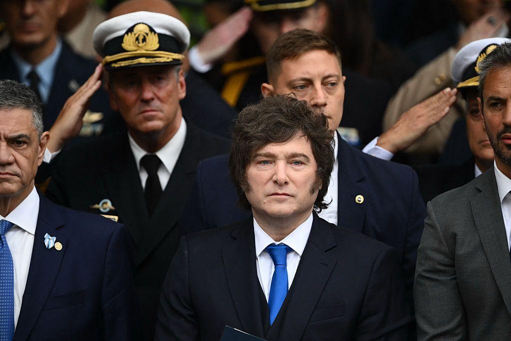 Javier Milei rodeado de civiles y militares.