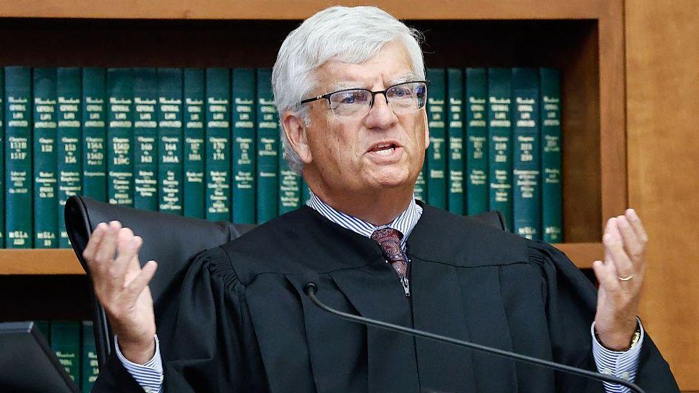 El juez William Sullivan se dirige a los abogados durante las deliberaciones del jurado en el juicio por asesinato de Lindsay Clancy en el Tribunal Superior del Condado de Plymouth, en Plymouth, Massachusetts, el 4 de septiembre de 2026. 
