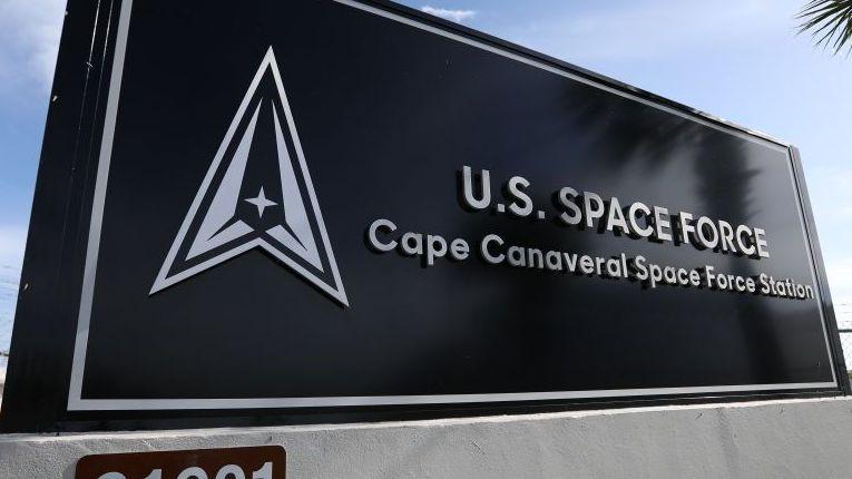 Imagen de archivo de un letrero que dice: "Fuerza Espacial de EE. UU., Estación Espacial de Cabo Cañaveral".
