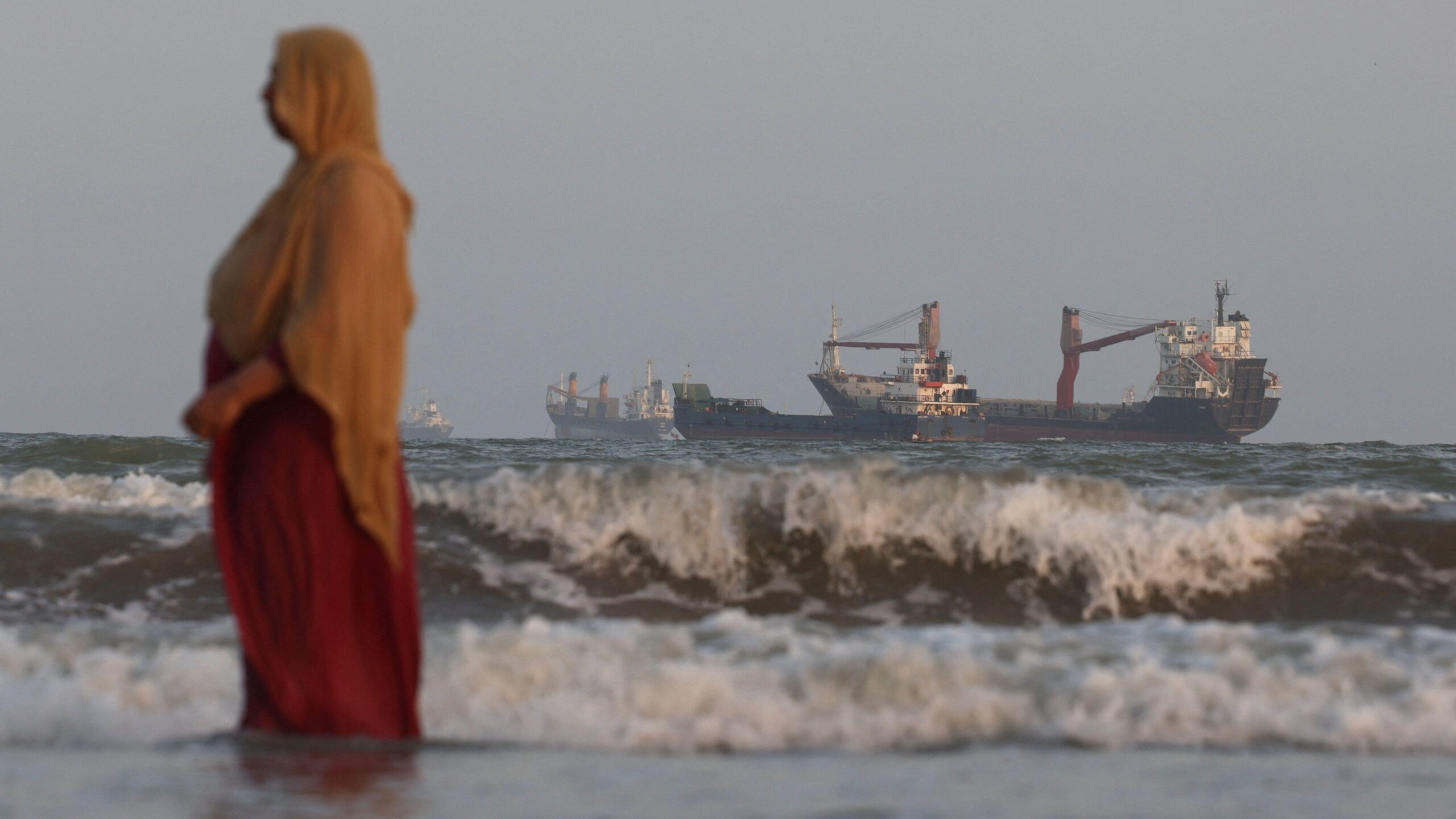 Por qué el estrecho de Bab el‑Mandeb es clave para el comercio mundial y cómo el avance de los hutíes podría desencadenar una crisis marítima