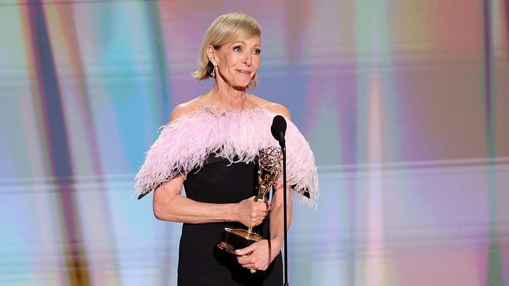 Allison Janney recibe el premio a la Mejor Actriz de Reparto en una Serie Dramática por "The Diplomat" en el escenario durante la 78ª entrega de los premios Emmy en el Peacock Theater el 14 de septiembre de 2026 en Los Ángeles, California. (Foto de Kevin Winter/Getty Images)