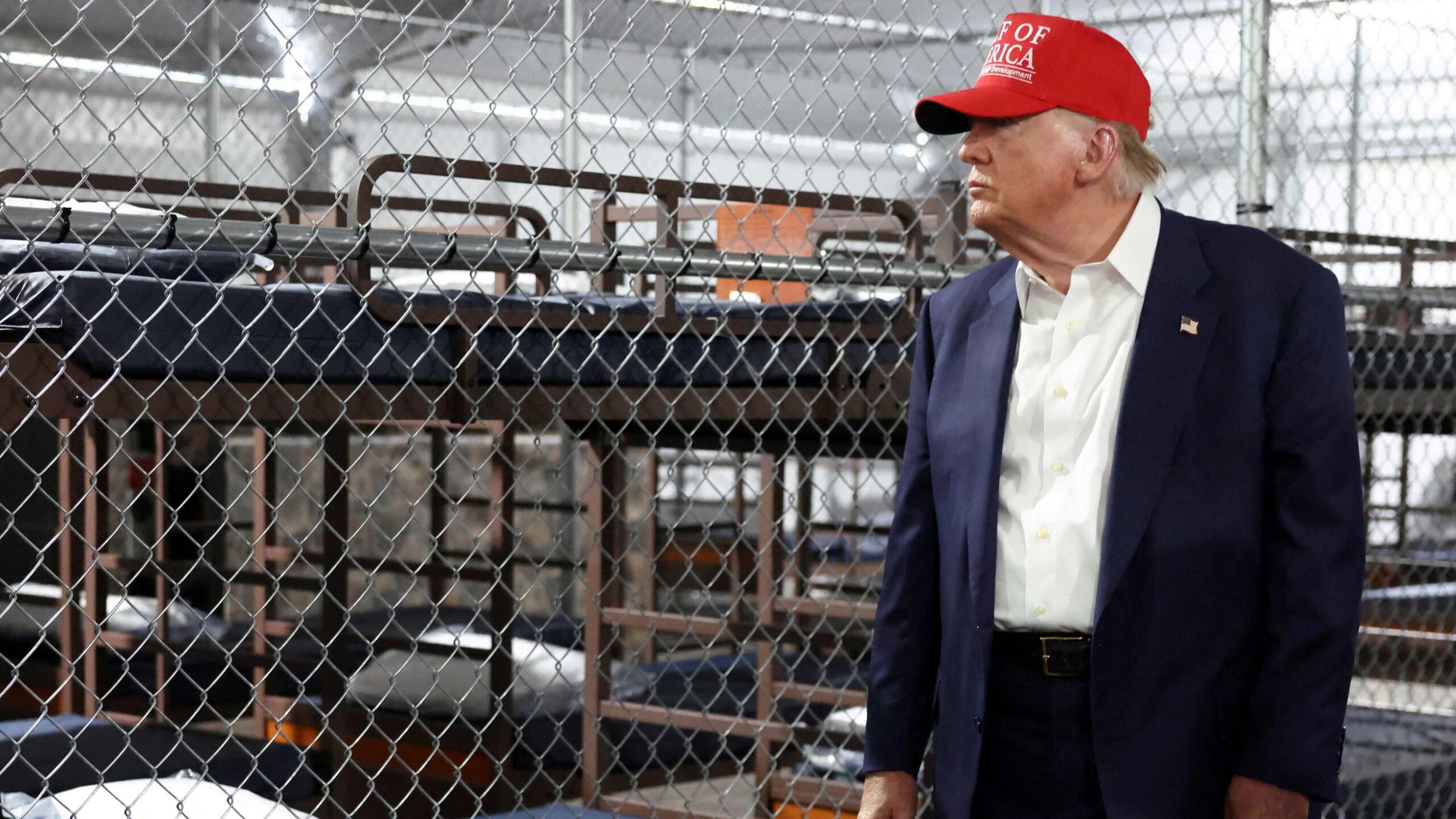 Las jaulas en las que eran encerrados los migrantes en el “Alcatraz de los caimanes” de Florida