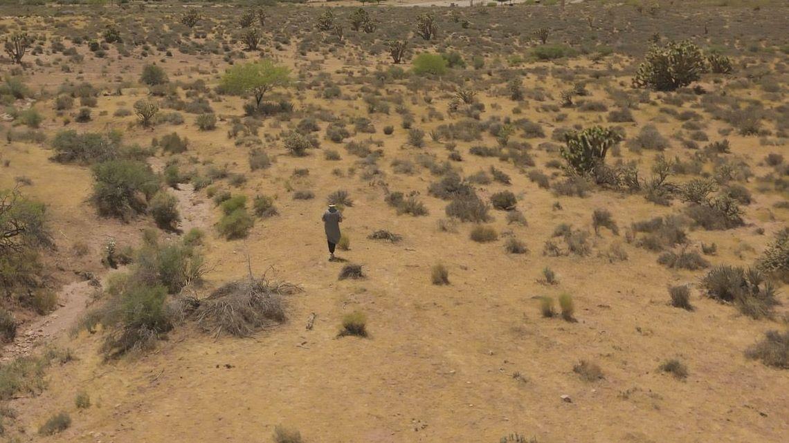 Holly Ratchford camina por el desierto cerca de donde ahora vive. Hay montañas al fondo