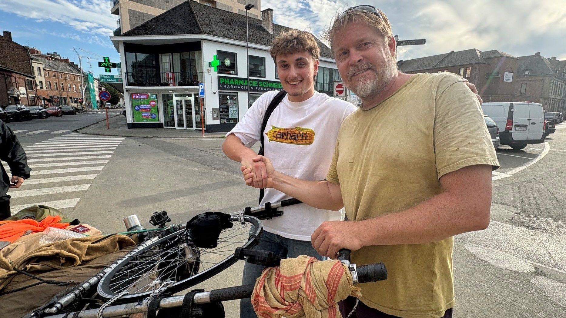 Un joven estrecha la mano de Karl Bushby en Mons.