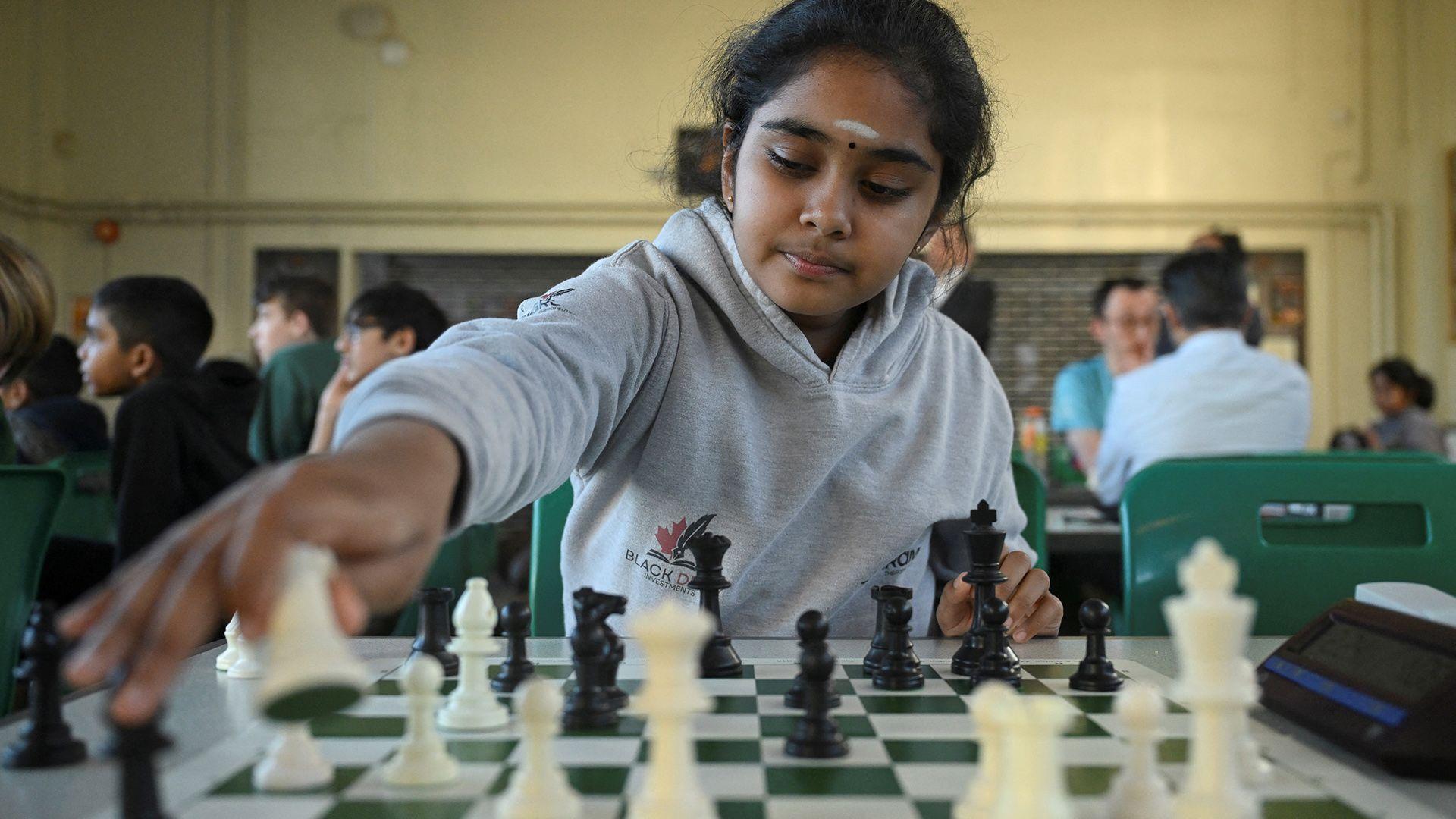 Una niña prodigio británica de 11 años se convierte en la gran maestra más joven de la historia del ajedrez