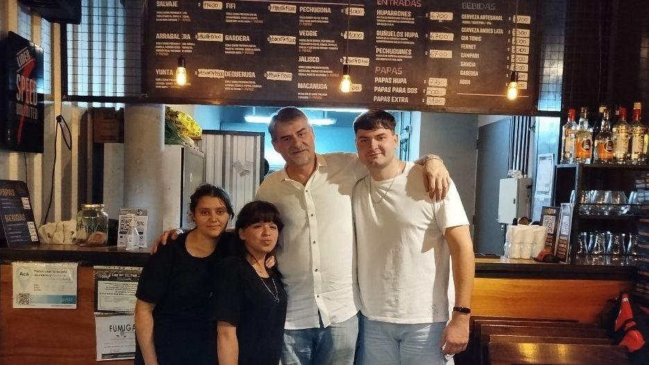 Alejandro Marchizotti y su famiia en un negocio de hamburguesas.