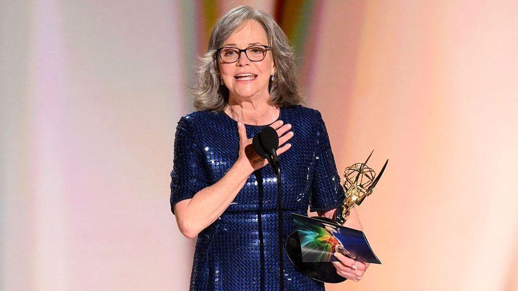 La actriz estadounidense Sally Field acepta el premio a la Mejor Actriz Principal en una Serie Limitada, de Antología o Película por "Remarkably Bright Creatures" en el escenario durante la 78ª entrega de los Premios Emmy en el Teatro Peacock en LA Live, Los Ángeles, el 14 de septiembre de 2026. (Foto de Patrick T. Fallon / AFP vía Getty Images)