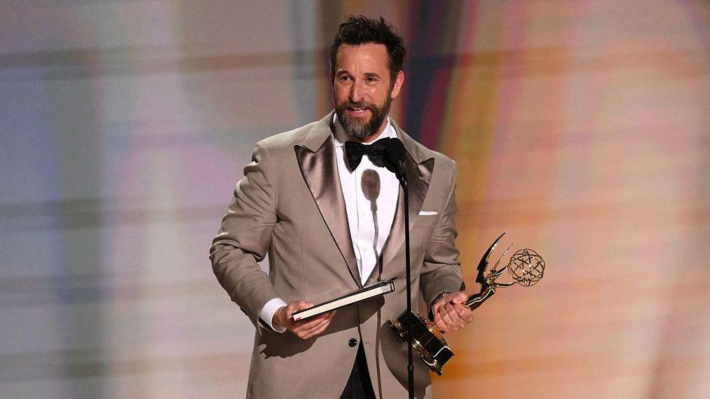 El actor estadounidense Noah Wyle acepta el premio a Mejor Actor Principal en una Serie Dramática por "The Pitt" en el escenario durante la 78ª entrega de los Premios Emmy de Primetime en el Peacock Theatre en LA Live, Los Ángeles, el 14 de septiembre de 2026. (Foto de Patrick T. Fallon / AFP vía Getty Images) 