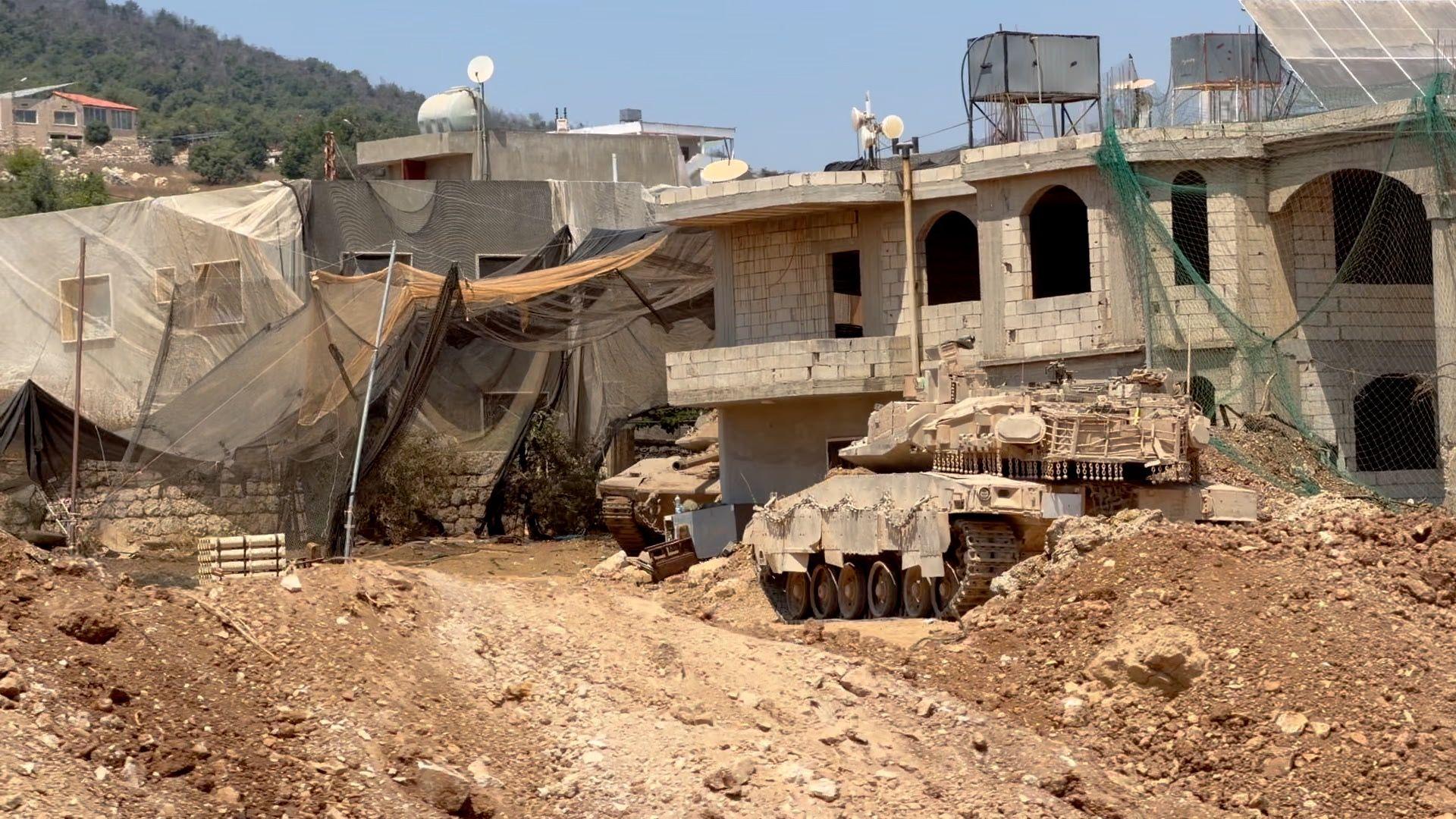 Se pueden ver redes colgando sobre edificios utilizados por el ejército israelí en el sur del Líbano.