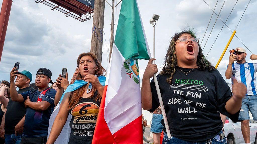 Personas protestan contra agentes de ICE el 20 de septiembre de 2026 en Austin, Texas. 
