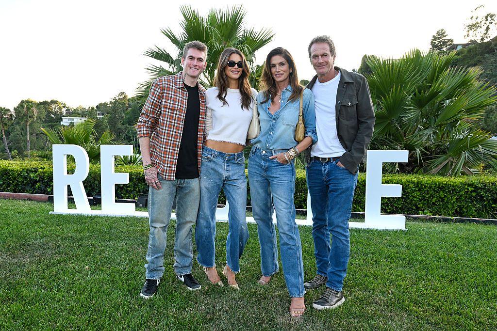 Presley Gerber, Kaia Gerber, Cindy Crawford y Rande Gerber en el evento de lanzamiento de RE/DONE x Kaia Gerber 'Short/Cuts' el 20 de mayo de 2026 en Los Ángeles, California. (Foto de Gilbert Flores/WWD vía Getty Images)