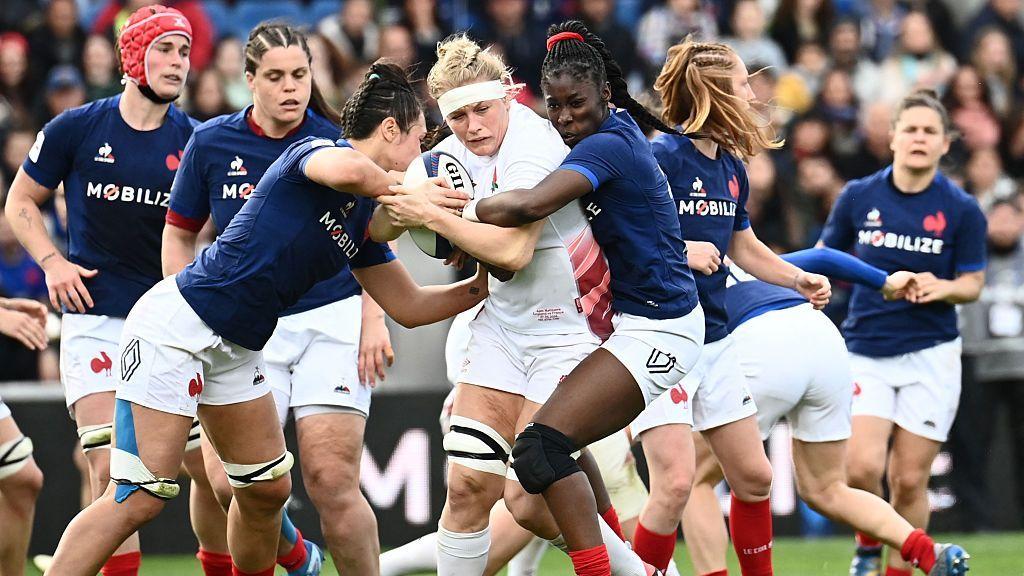 La rugbier inglesa Alex Matthews en medio de un partido contra la selección de Francia. 