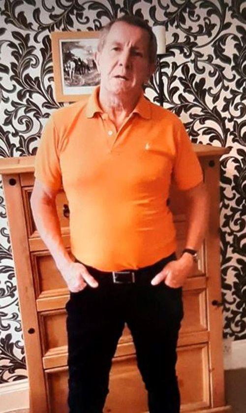 Richard Scatchard de pie, con camisa naranja y pantalones negros en una imagen difundida por la policía en 2023.