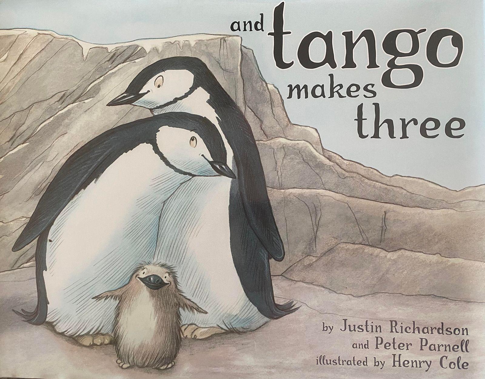 Portada del libro infantil "Con tango son tres" en inglés, que muestra a dos pingüinos adultos y una cría.
