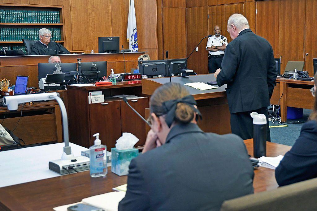 Una imagen del juicio: el juez mira a uno de los abogados que está ante el estrado, detrás de él dos filas de abogados.