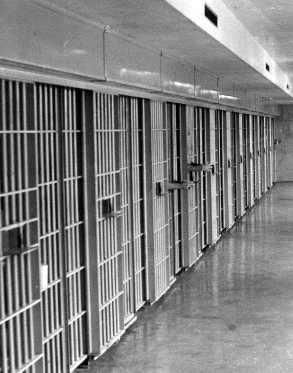 Pasillo de la Prisión del Estado de Florida donde permanecen los condenados a muerte. Se ven las rejas de las celdas en hilera. Las manos de algunos presos asoman en algunas rejas. 