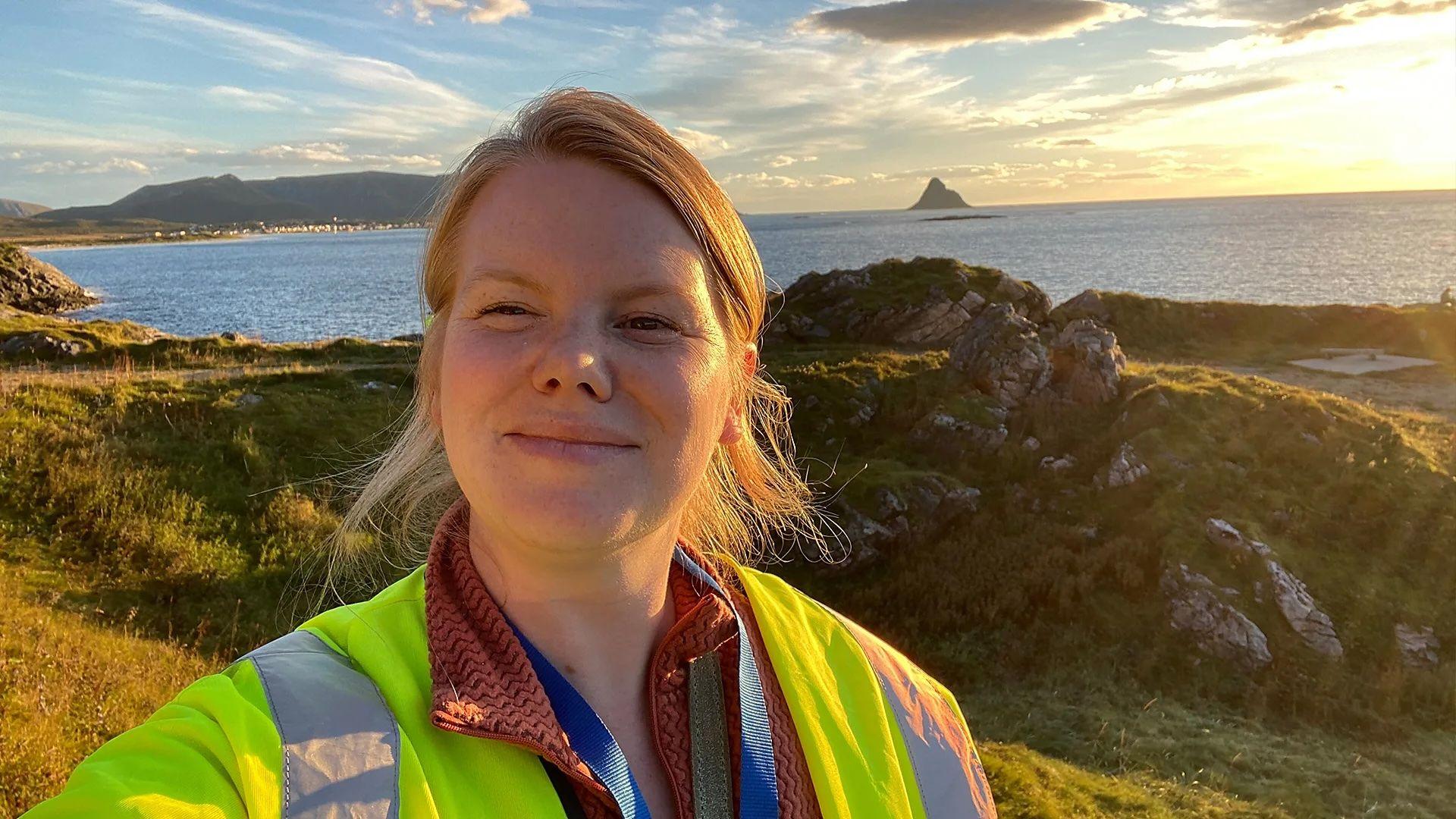 Katherine Dunn, con un chaleco reflectivo, en un atardecer en Noruega.