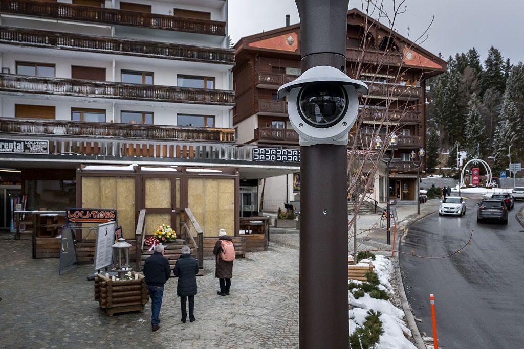 Se muestra una cámara de vigilancia cerca de la entrada de un bar adornado con flores, en la localidad alpina de esquí de Crans-Montana, el 28 de enero de 2026.