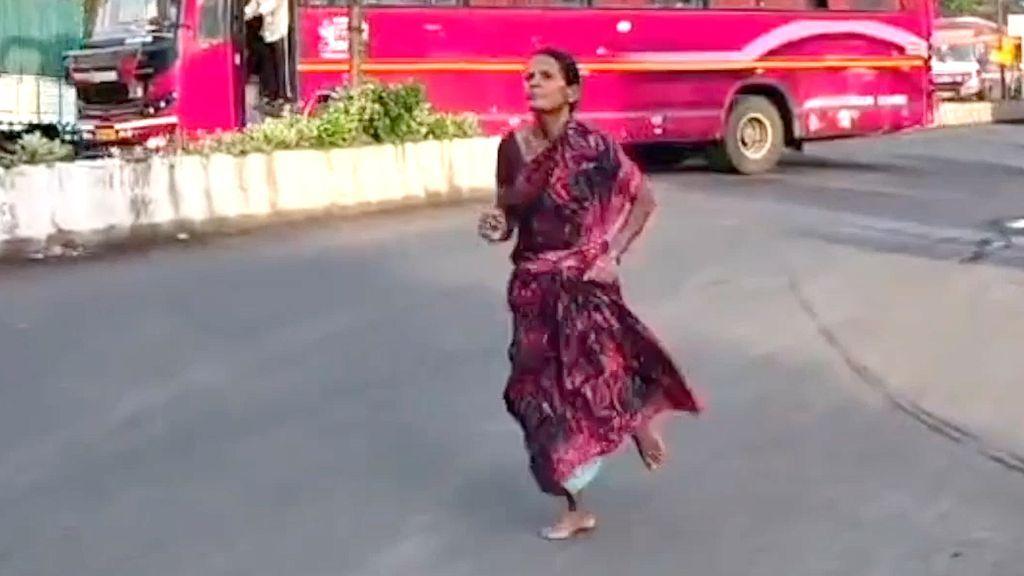 Ramabai Ranveer, de 47 años, vestida con un sari largo, vaporoso, colorido y estampado, corre por una avenida india en la carrera popular Amrit Daud de 3 km. 