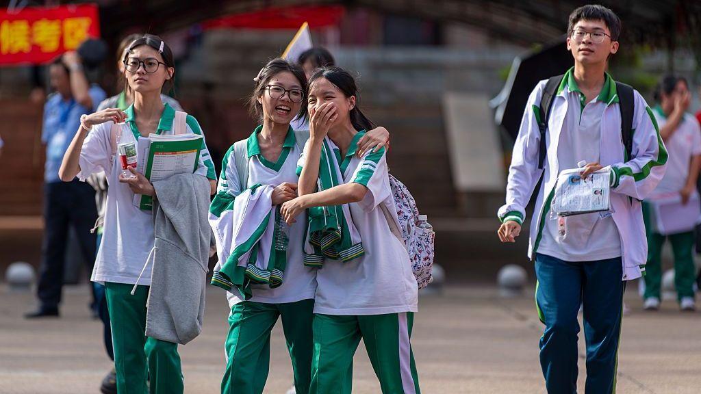 El 7 de junio de 2026, en Qionghai, provincia de Hainan, China, los estudiantes salen del lugar donde se realizó el examen nacional de ingreso a la universidad de China de 2026. 