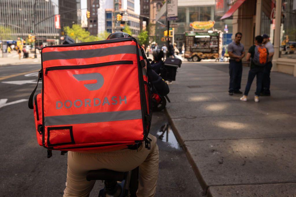 “Metimos la pata”: la enorme compensación que tendrá que desembolsar DoorDash tras admitir que pagó menos de lo debido a sus repartidores en Nueva York