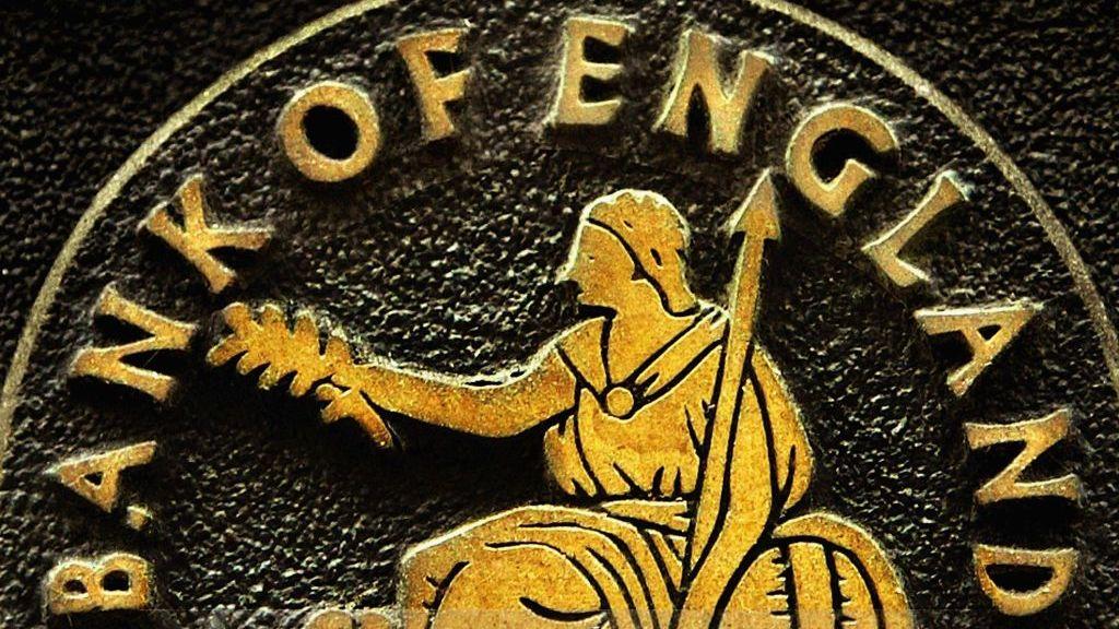 Un emblema que dice Bank of England en color dorado