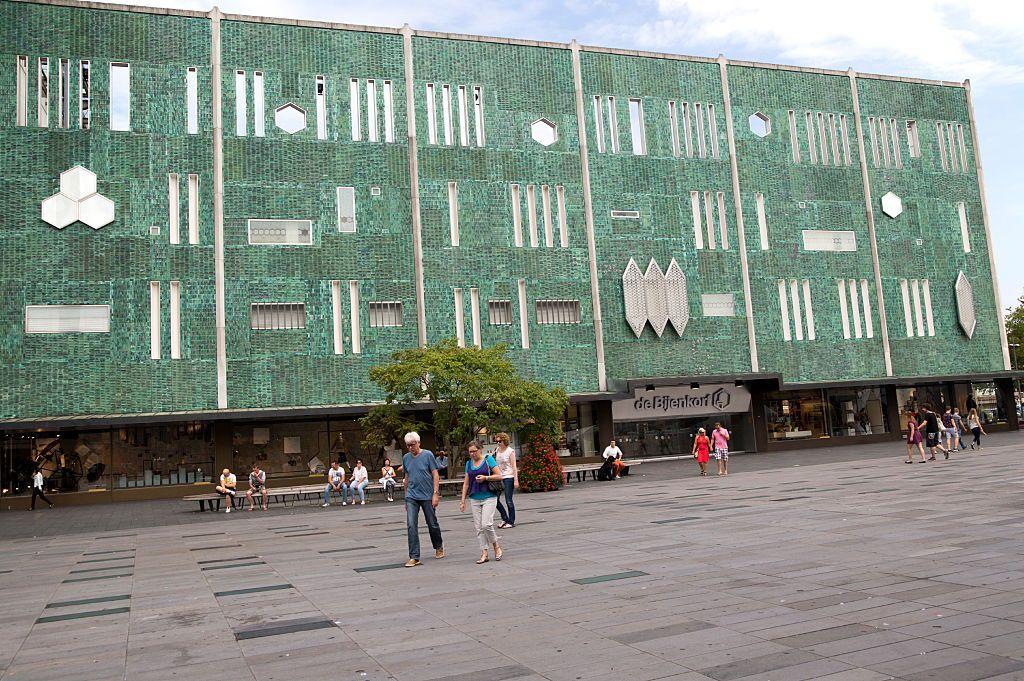 La verde fachada del edificio de las tiendas por departamento De Bijenkorf 