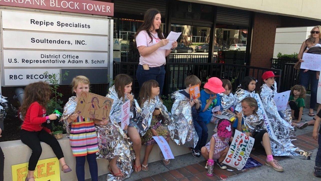 “Es un hada madrina”: la mujer que envía US$10.000 a la semana para que los niños migrantes detenidos en EE.UU. compren comida
