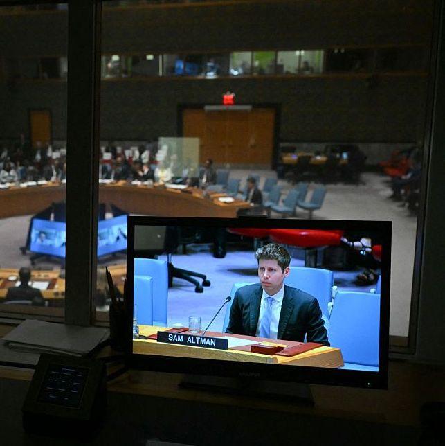 Sam Altman aparece en una pantalla hablando en la ONU.
