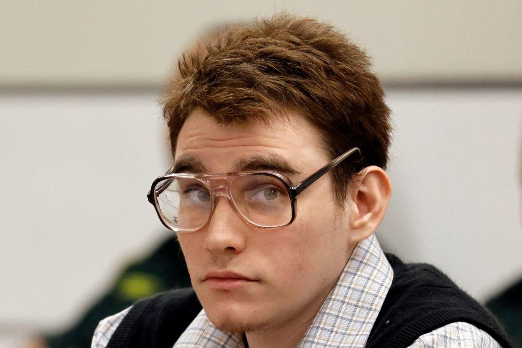 Nikolas Cruz, el joven condenado por el asesinato de 17 personas en un instituto de Parkland, durante una de las sesiones del juicio. Lleva gafas, chaleco y camisa clara de cuadros. 