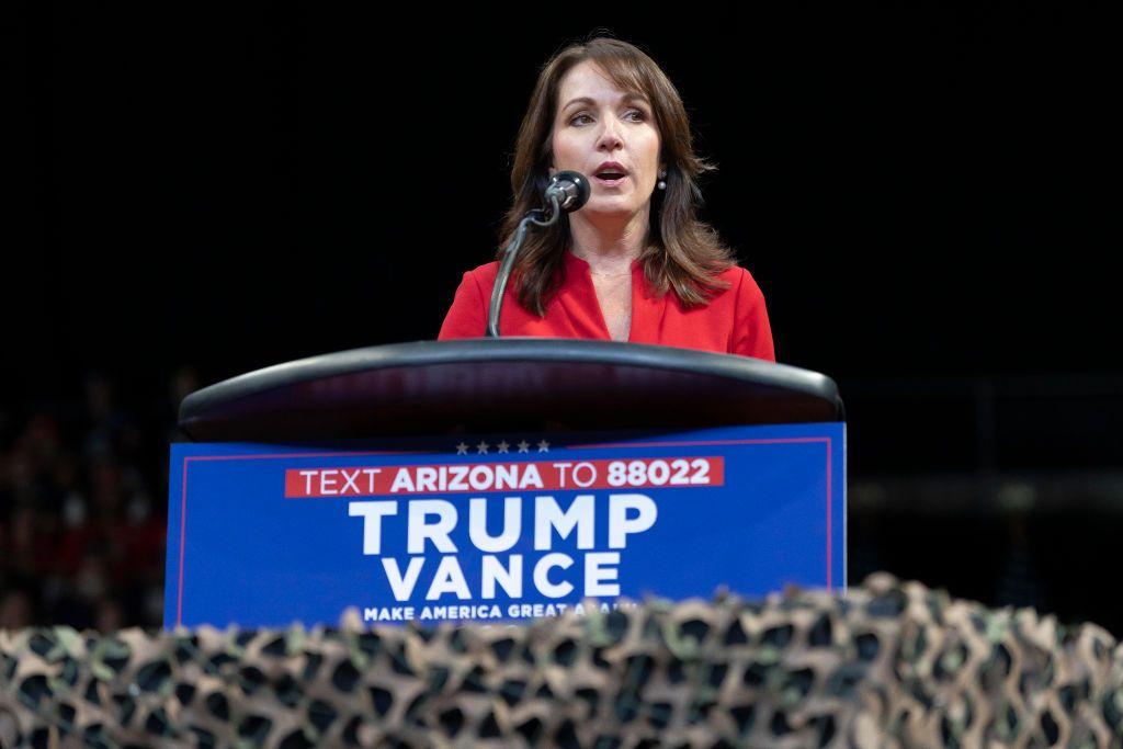 Tina Descovich habla detrás de un atril en el que se leen los apellidos Trump y Vance sobre un escenario.