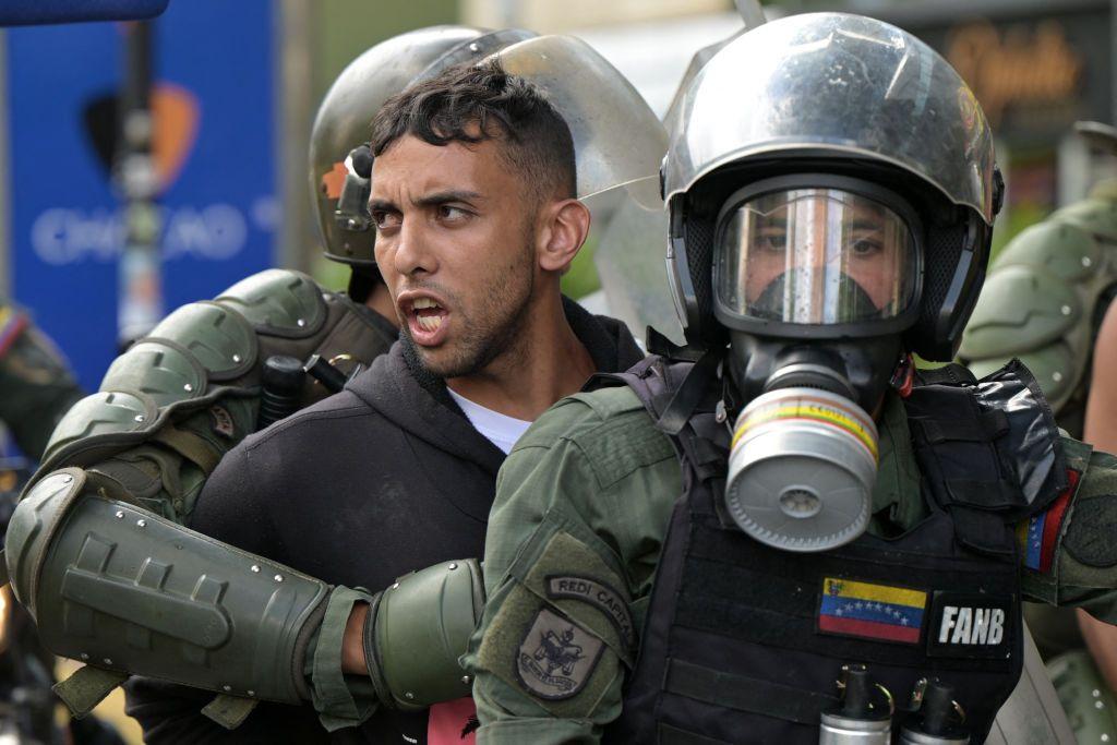 Manifestante detenido por la Guardia Nacional en Venezuela 