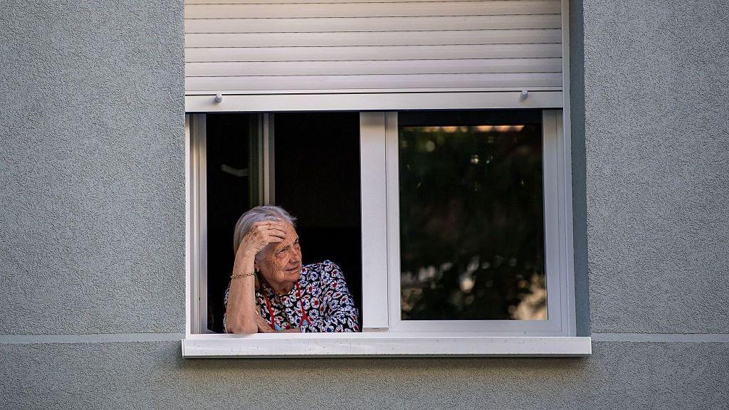 Vecinos observan la protesta desde sus ventanas el 23 de septiembre de 2026 en Madrid, España. El inminente desahucio de Maricarmen