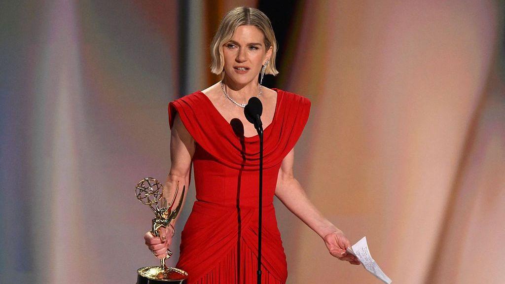 La actriz estadounidense Rhea Seehorn acepta el premio a la Mejor Actriz Principal en una Serie Dramática por "Pluribus" en el escenario durante la 78ª entrega de los Premios Emmy en el Peacock Theatre en LA Live, Los Ángeles, el 14 de septiembre de 2026. (Foto de Patrick T. Fallon / AFP vía Getty Images) 