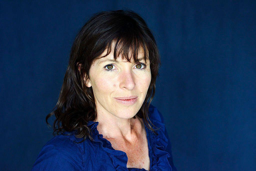 Rachel Cusk, sobre un fondo azul, en 2014.