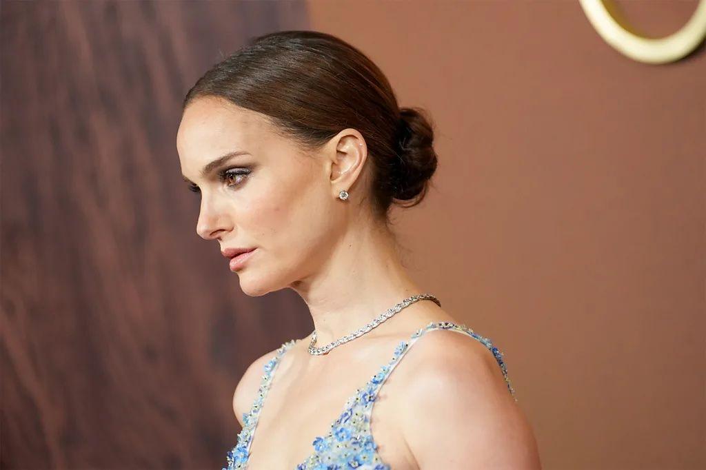 Natalie Portman, de perfil.