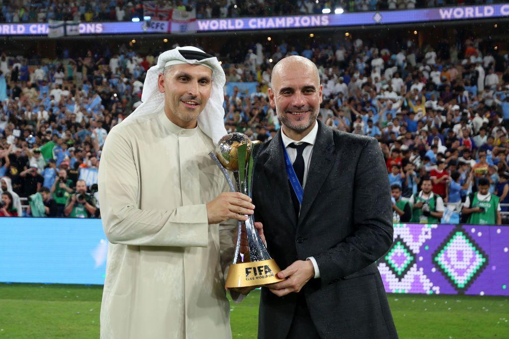 El presidente del club, Khaldoon Khalifa Al Mubarak, con el entrenador Pep Guardiola, sosteniendo juntos un trofeo