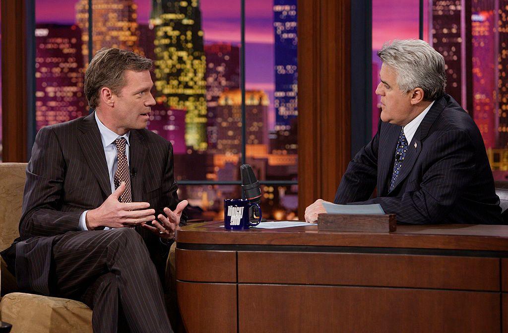 Chris Hansen en una entrevista con el presentador de entretenimiento Jay Leno.