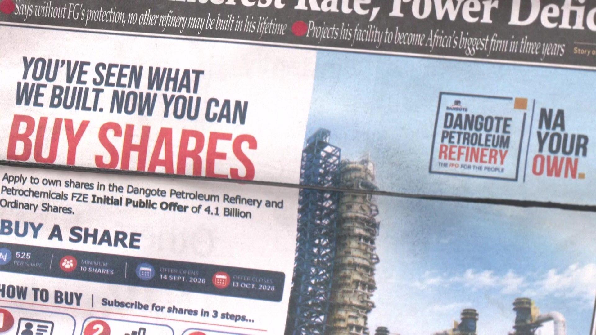 Una imagen de un anuncio de periódico que anima a la gente a "comprar acciones" de la refinería Dangote. El anuncio dice: "Ya has visto lo que hemos construido. Ahora puedes comprar acciones".