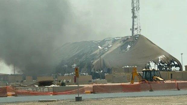 La fotografía, sin fecha, muestra una columna de humo que sale de una estructura que sufrió daños en un ataque iraní en el campamento de Buehring, Kuwait.