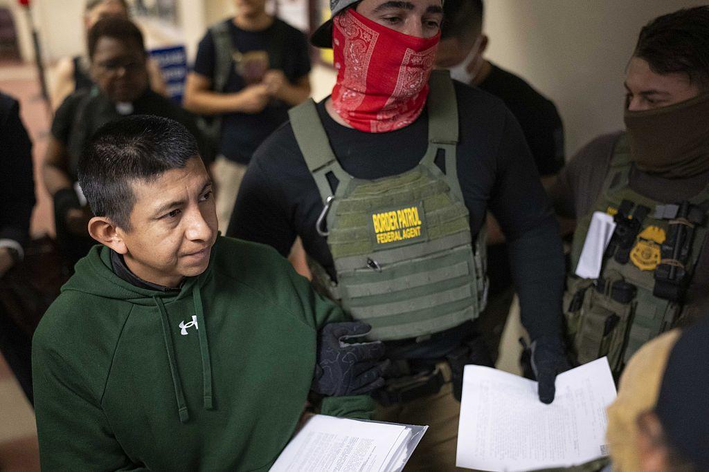 Agentes de ICE arrestan a un hombre dentro de una corte de inmigración en Nueva York.